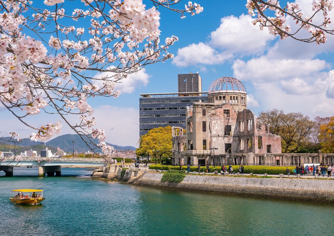 Hiroshima belváros látképe a cseresznyevirágokkal, Japán