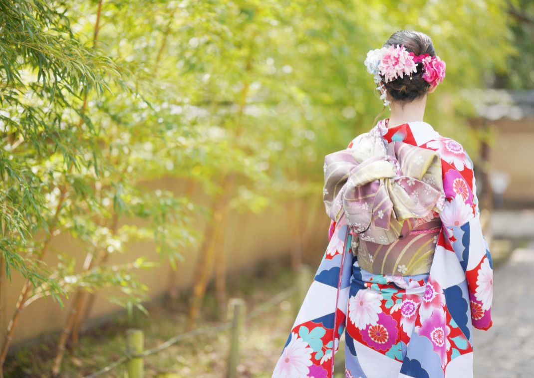 Kimonót viselő hölgy, Japán