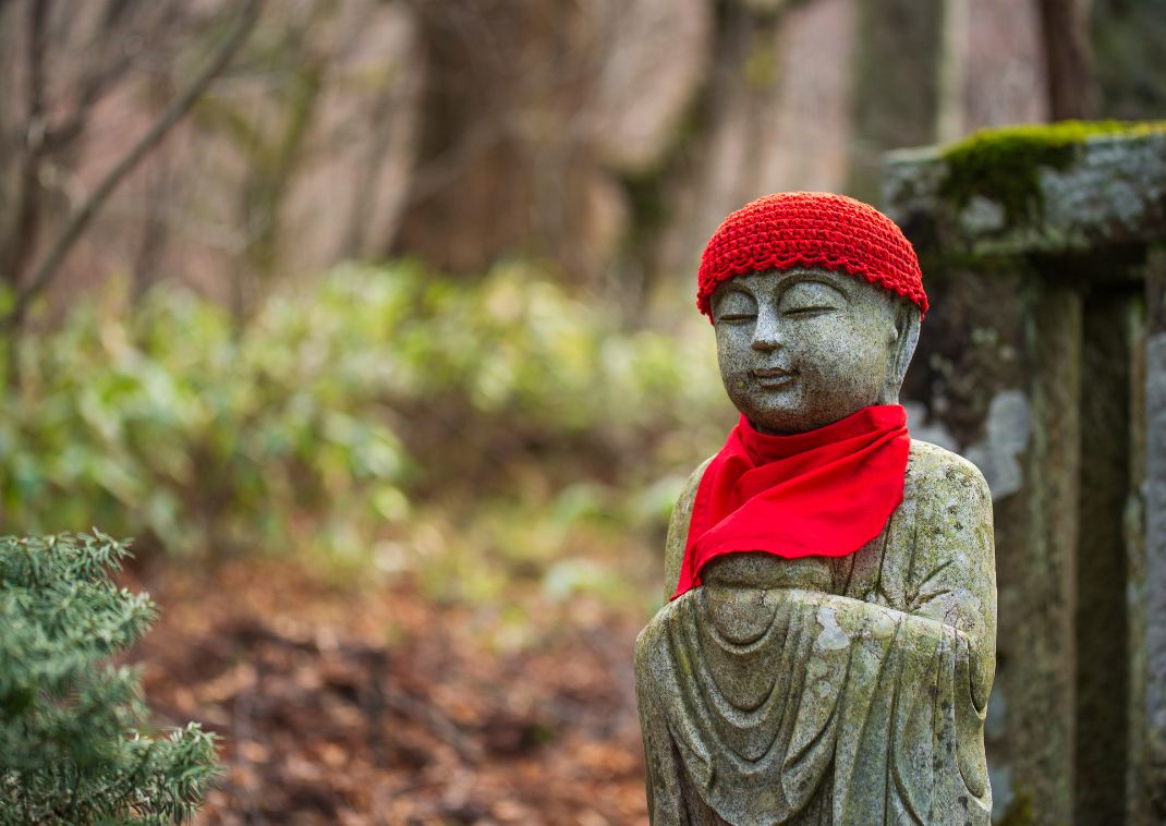 Jizo szobrocska egy japánkertben