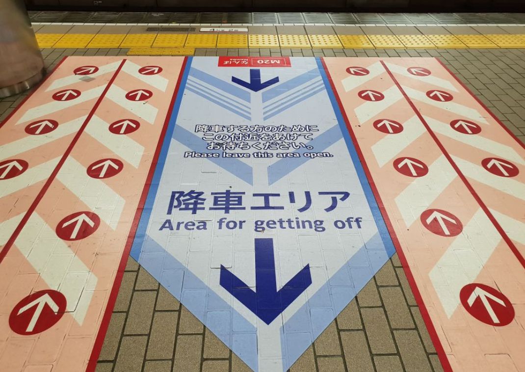 Felszállóhely felfestése egy vasúti peronon, Japán