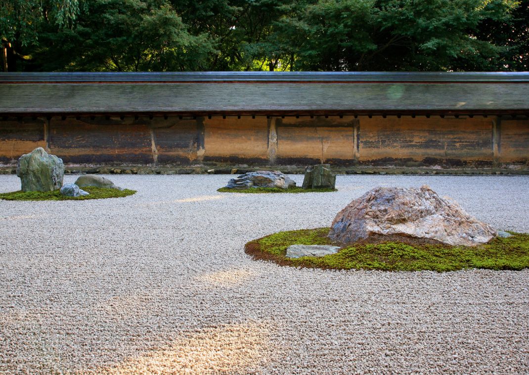 Karesansui, vagyis zen sziklakert. Ryoan-ji zen kertje Kiotóban.