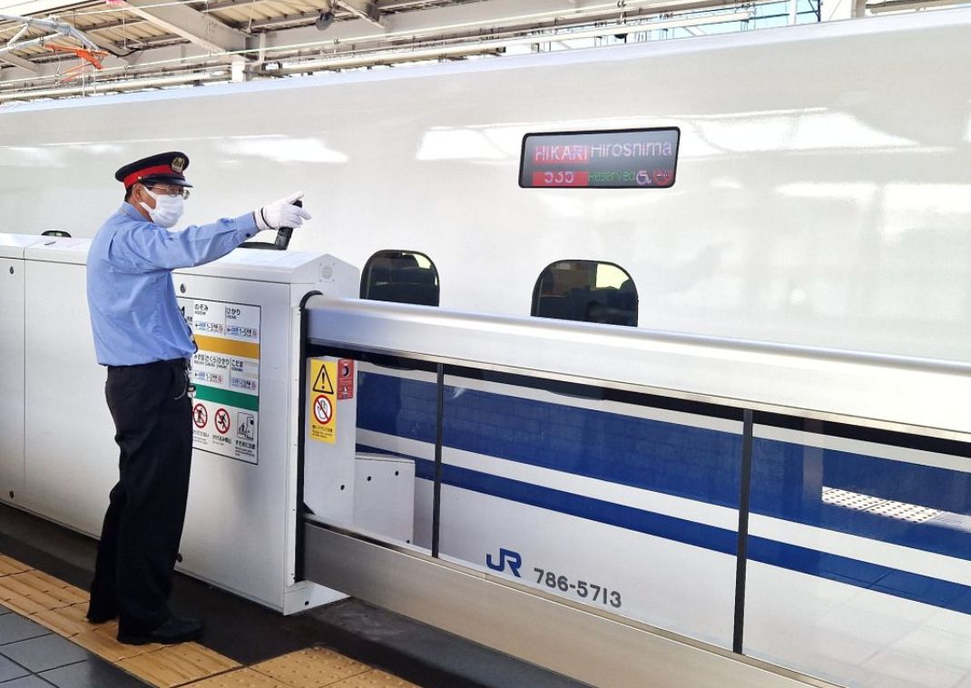 Vasúti biztonsági ellenőr shinkansennel, Japán
