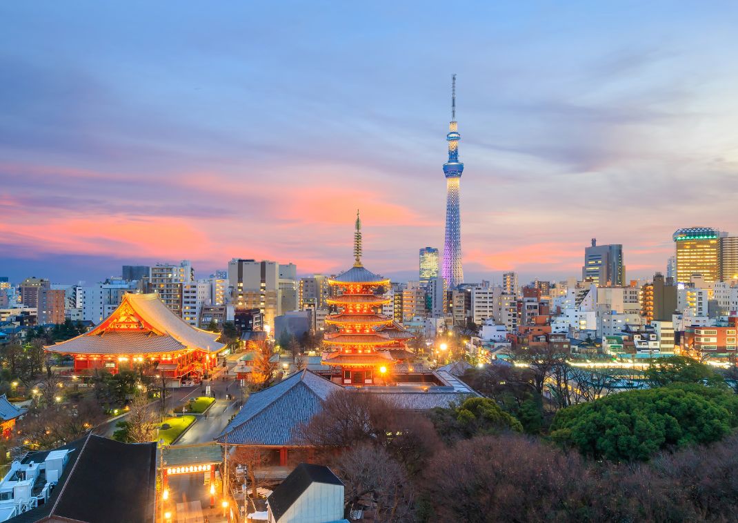 Tokió látképe alkonyatkor a Tokyo Skytree-vel és a Sensoji templommal, Japán