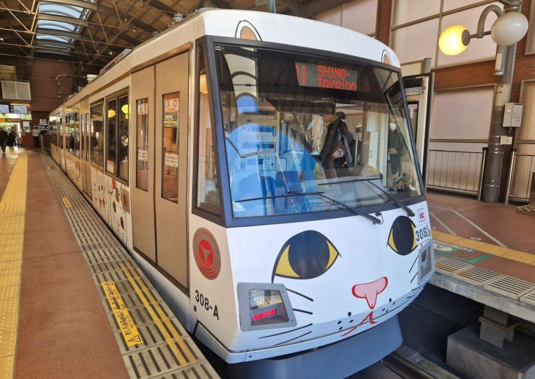 A Setagaya vasútvonal macskás vonatkocsija, Tokió, Japán